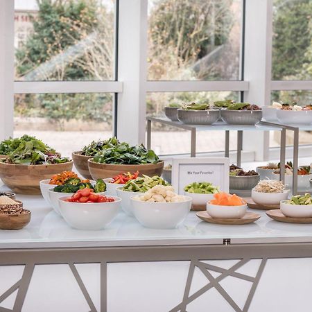 ホテル ザ ウェスティン グランド ミュンヘン エクステリア 写真 A salad bar