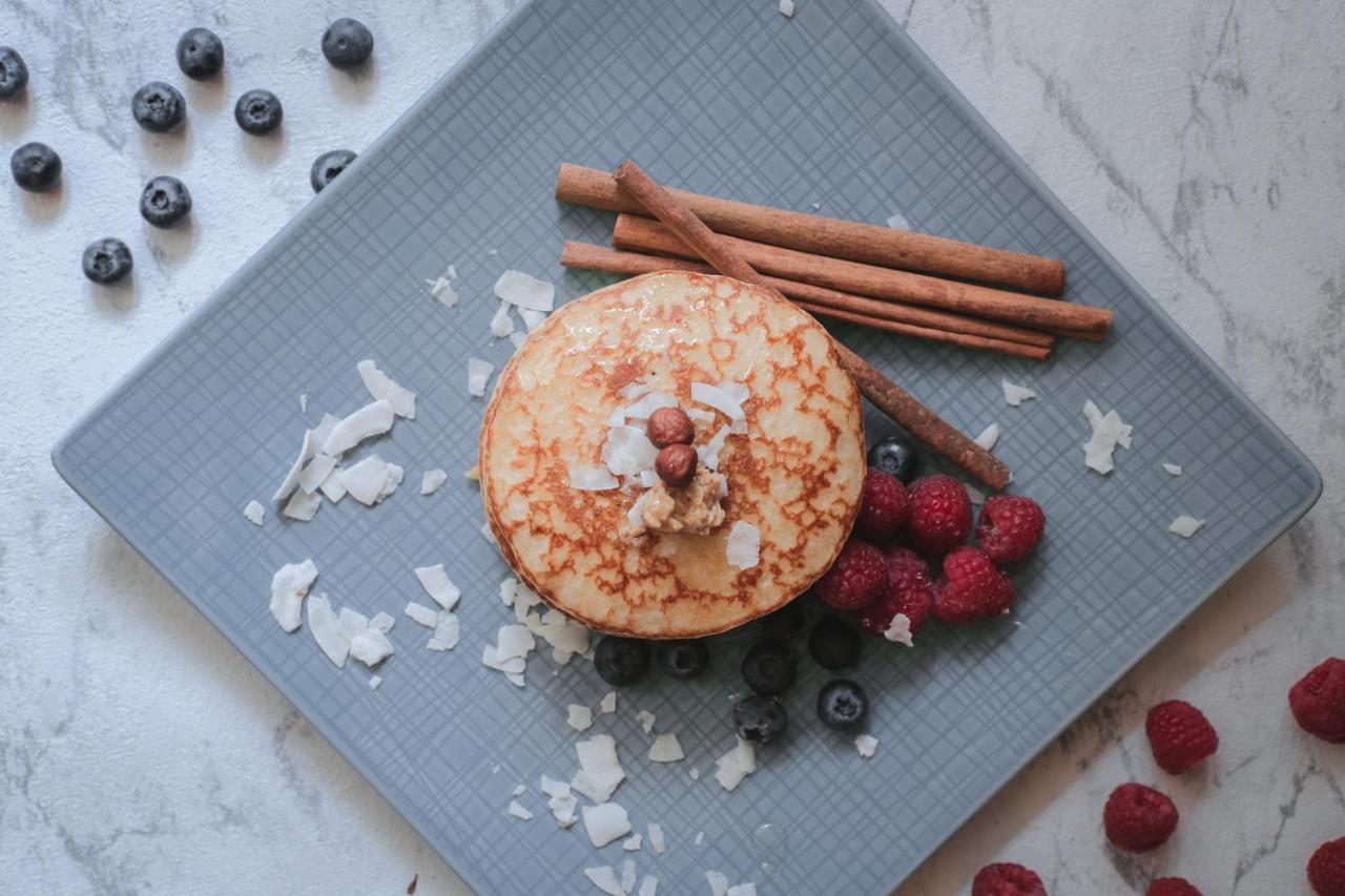 ホテル ザ ウェスティン グランド ミュンヘン エクステリア 写真 A pancake with cinnamon and raspberries