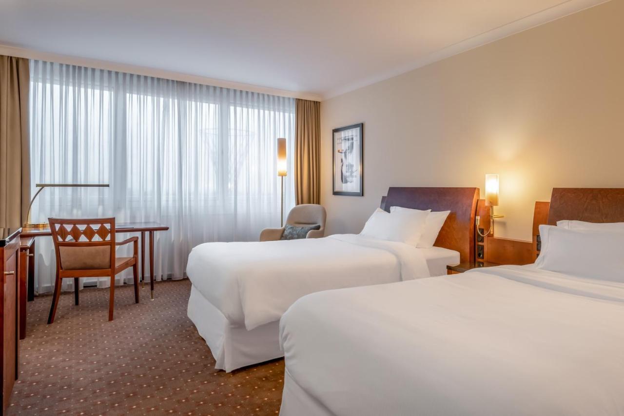 ホテル ザ ウェスティン グランド ミュンヘン エクステリア 写真 A guest room at the Sheraton Frankfurt