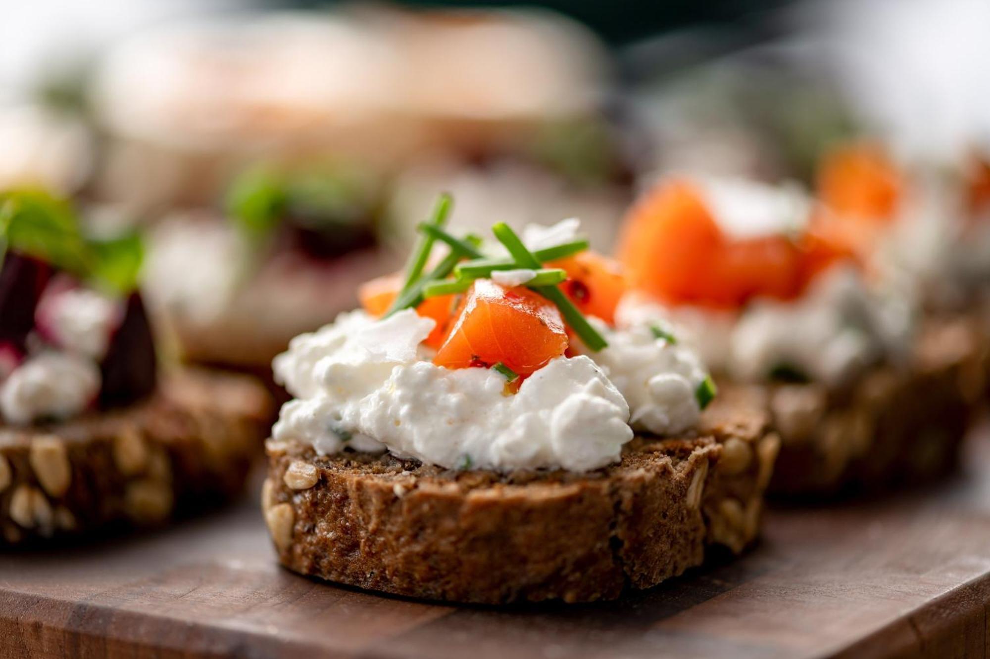 ホテル ザ ウェスティン グランド ミュンヘン エクステリア 写真 Goat's cheese on a slice of bread