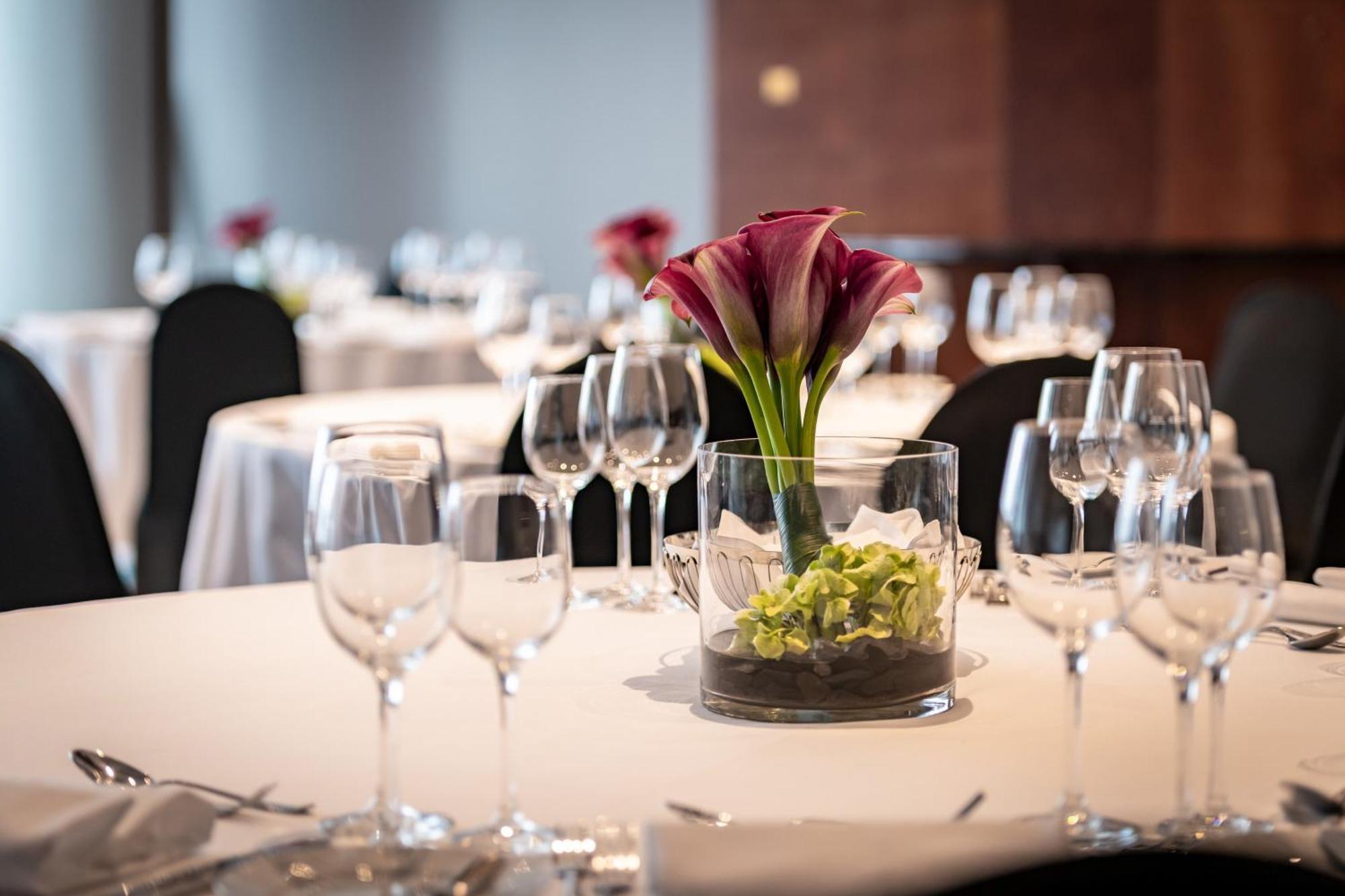 ホテル ザ ウェスティン グランド ミュンヘン エクステリア 写真 A table set for a formal dinner